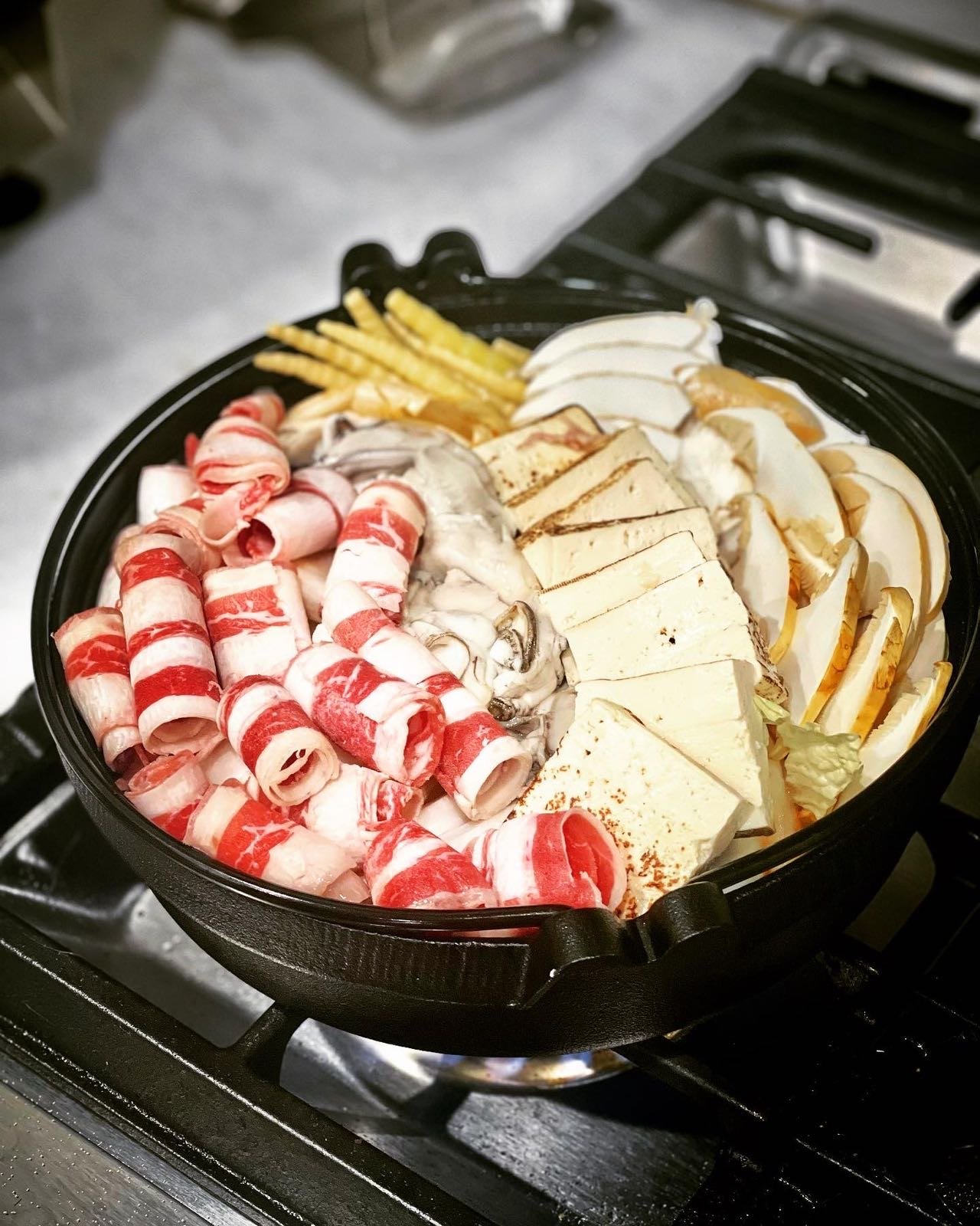 MORI TAKE 往年日式松茸锅实拍,松茸、肉和豆腐在锅中准备下锅