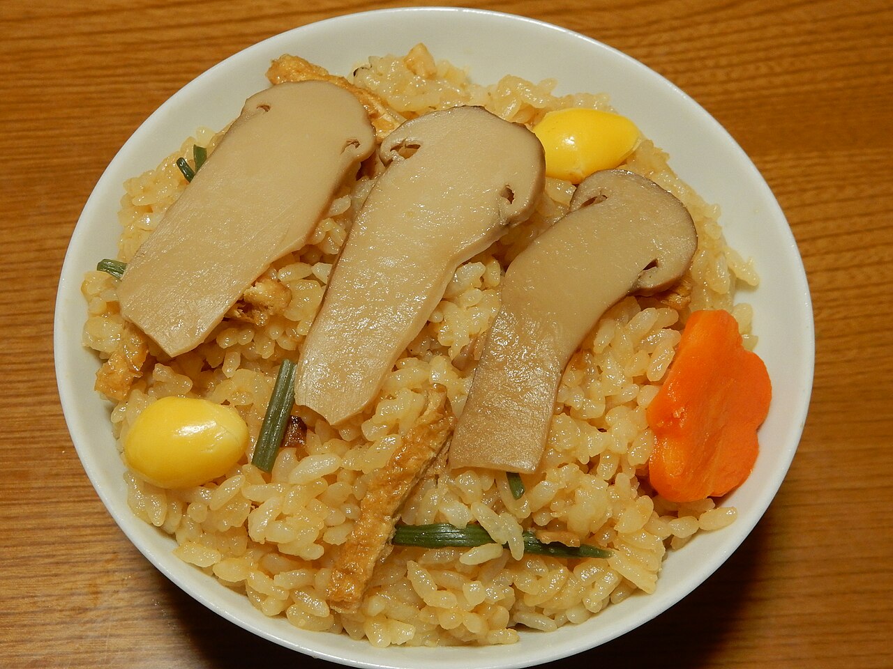 真实松茸饭料理摄影,米饭上摆有松茸切片